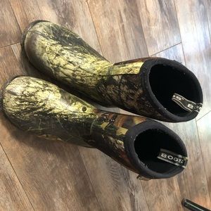 Youth camo BOGS